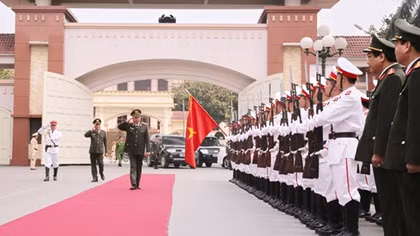 Minister To Lam works with Nghe An police
