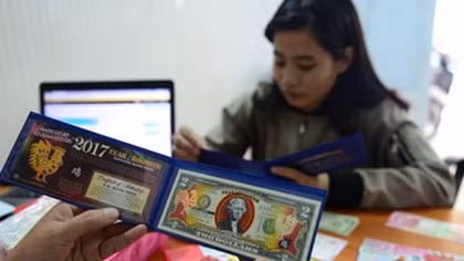 Vietnamese hunt for new, unique banknotes before for New Year lucky money
