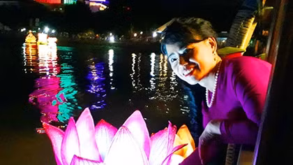 Thousands of visitors join “Ninh Kieu Flower Garlands and Colorful Lanterns Night”