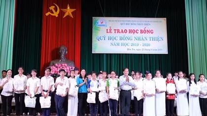 Poor students in Ben Tre province receive scholarships