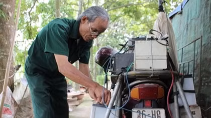 Roving reporter broadcasts from his bike