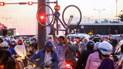 Traffic jams choke major gateways in HCMC, Hanoi as holiday begins