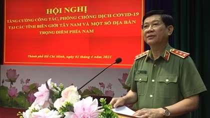 Deputy Minister Nguyen Van Son works with Southwestern police on COVID-19 prevention