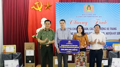 Nghe An provincial police present gifts to people in border communes