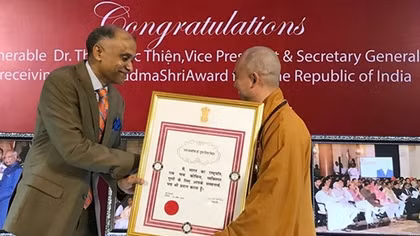 Most Venerable Thich Duc Thien receives India’s noble award