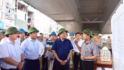 Hanoi leaders urge completion of 5 key transport projects