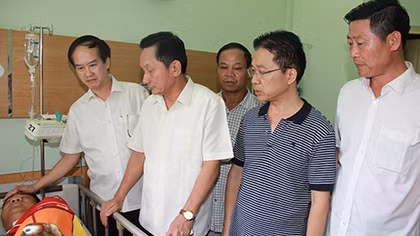 G.D 3 leader visits brave traffic police officer