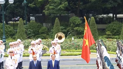 PM Nguyen Xuan Phuc hosts official welcome ceremony for Japanese counterpart