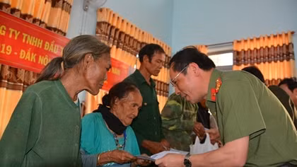 Public Security Newspaper presents gifts to poor people in Dak Nong