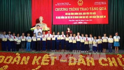 Vice President presents gifts to disadvantaged students