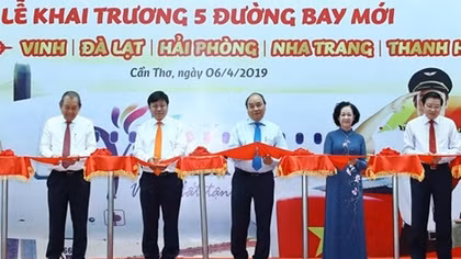 PM attends inauguration of 5 air routes in Can Tho