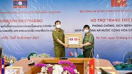 Vietnamese MPS presents medical stuff for Covid-19 prevention and control to Lao partner