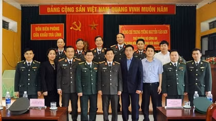 Deputy Minister Nguyen Van Son works with Tra Linh Border Station