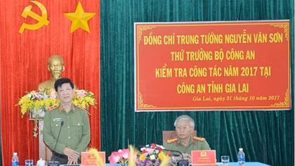 Deputy Minister Nguyen Van Son works with Gia Lai Police Department