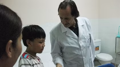 World-renowned surgeon shares experience at Viet Duc Hospital