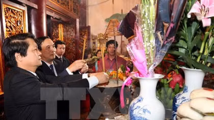10,000 people pay tribute to Hung Kings on first day of Tet