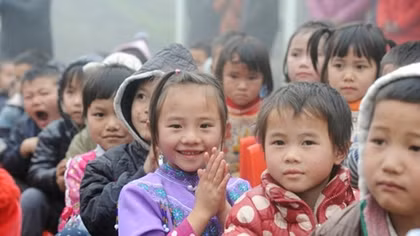 Youths of CAND Newspaper and People’s Security College support people in Muong Khuong