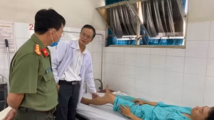 Dak Nong police chief visits officer injured on duty 