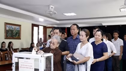 Vietnamese in Laos support flood-hit people in central region