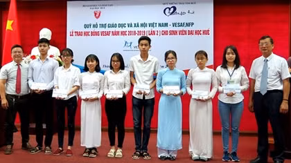 Thua Thien-Hue: 32 scholarships presented to disadvantaged students