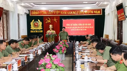 Deputy Minister Bui Van Nam works with Lai Chau Provincial Police Department