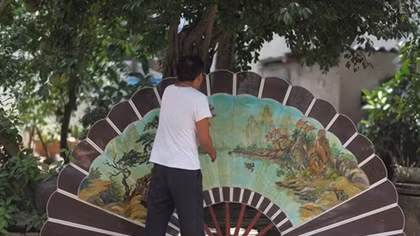 Traditional fans blow prosperity to Chang Son Village 