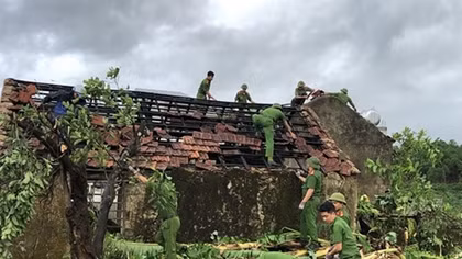 Ha Tinh police help local people overcome consequences of tornado