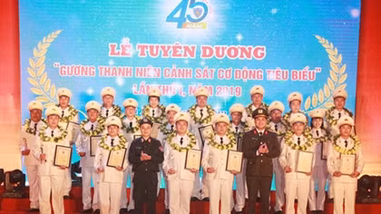 20 young mobile police officers and soldiers honored