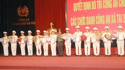 Hanoi Municipal Police post full-time police officers to commune-level posts