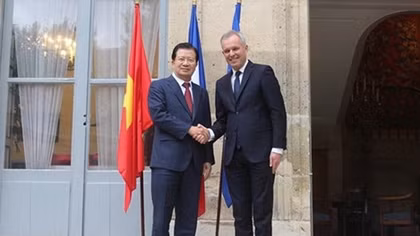 Vietnamese Deputy PM Trinh Dinh Dung visits France