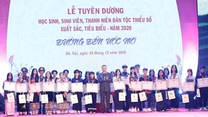 Outstanding ethnic minority students honored
