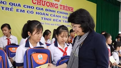 Vice President presents gifts to disadvantaged families, children