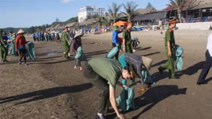 Young Thanh Hoa police officers join hands in leaning beaches