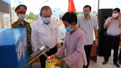 Public Security Newspaper-funded rice ATM supports people in Long An 