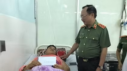 Deputy Minister Nguyen Van Thanh visits injured brave fighters