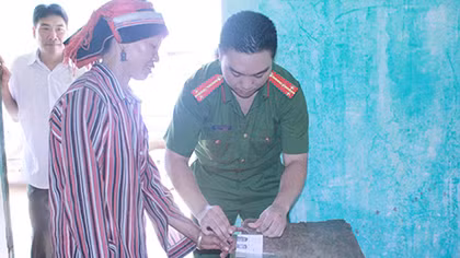 Ha Giang Police issue ID cards to people in remote areas