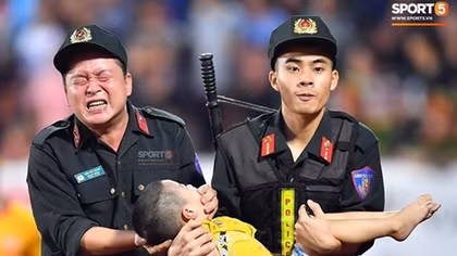 Policemen’s saving of a fainting boy at football match praised 