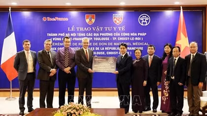 Hanoi presents face masks to French cities