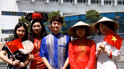 Student gala in the ROK attracts hundreds
