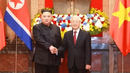Top leader welcomes, holds talks with DPRK Chairman