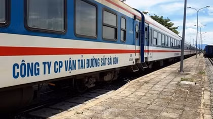 Vietnam Railways installs automatic ticket gates at Hanoi and HCMC train stations