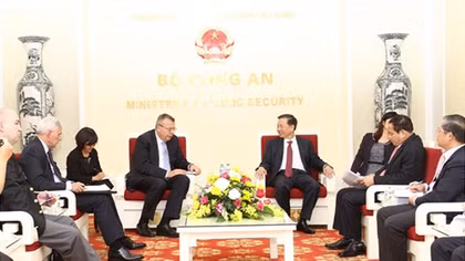Minister To Lam receives international dguests