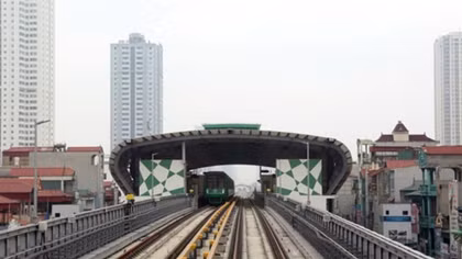 Cat Linh-Ha Dong railway connected to national grid for trial operation