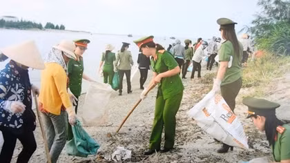 Youths of Quang Tri Provincial Police support disadvantaged people