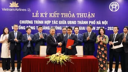 Hanoi, Vietnam Airlines sign cooperation agreement