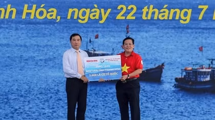 2,000 national flags presented to Thanh Hoa’s fishermen