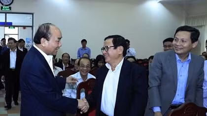 PM Phuc meets with former officials of central region