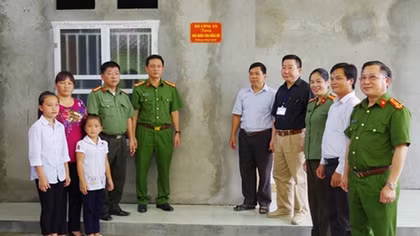 Ha Giang Police donate house of gratitude to needy officer