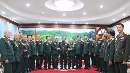 Lao Defence Minister receives former Vietnamese soldiers, experts