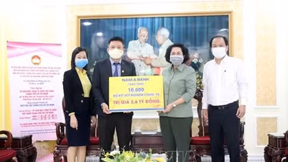 Over 153 billion VND mobilised in HCM City to support COVID-19 fight